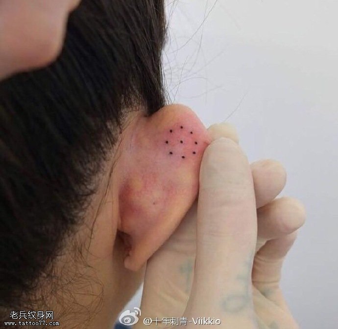 耳朵上点刺的点线纹身图案
