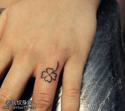 手指小巧四叶草纹身图案