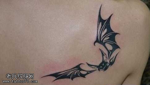 背部蝙蝠图腾纹身图案