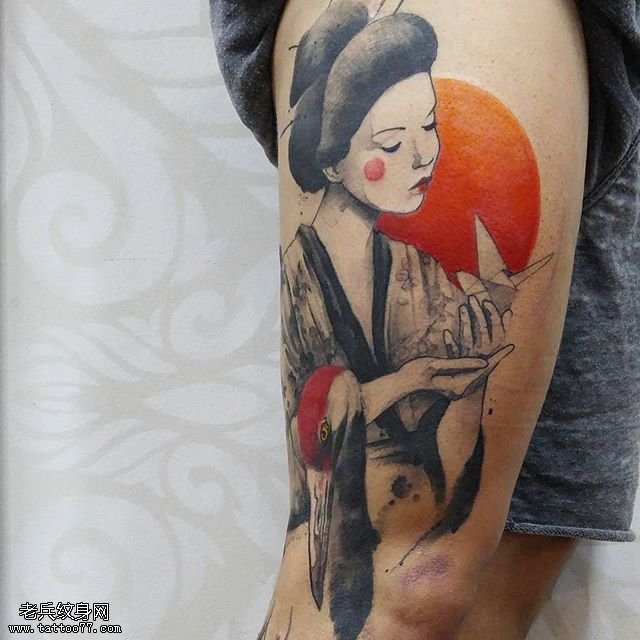 大腿上的日本美女纹身图案