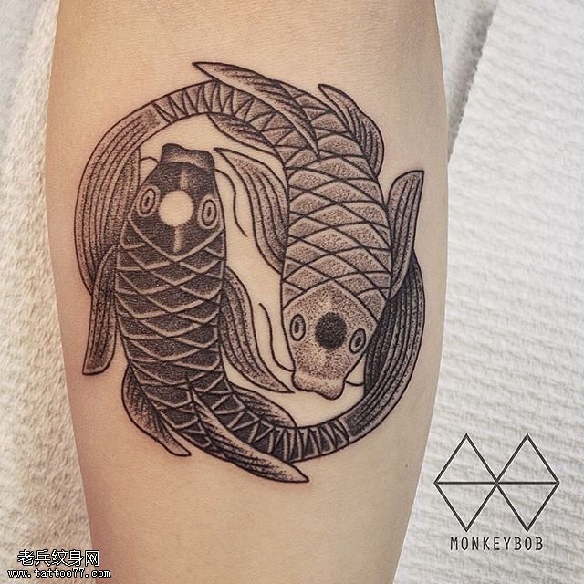 小腿两条小鱼纹身图案