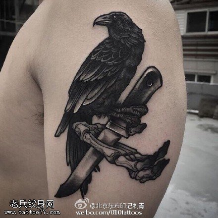 简单乌鸦匕首纹身图案