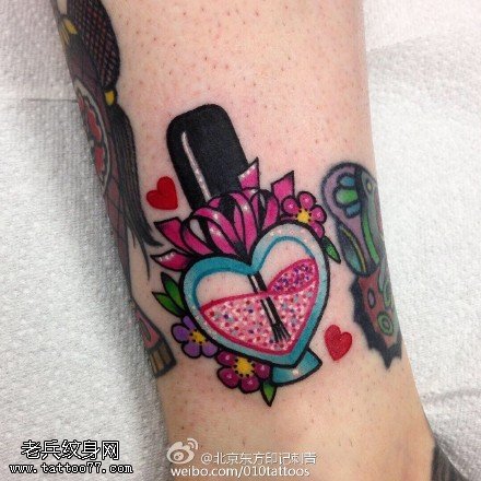 脚腕上的香水瓶纹身图案