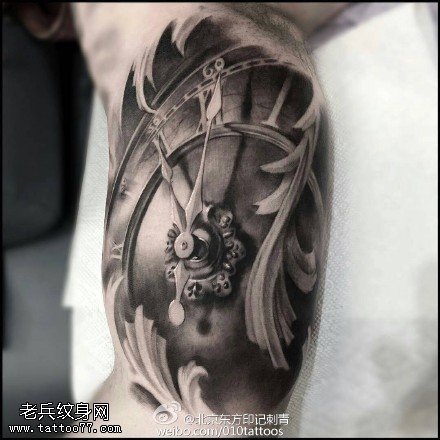 肩部的时光表纹身图案