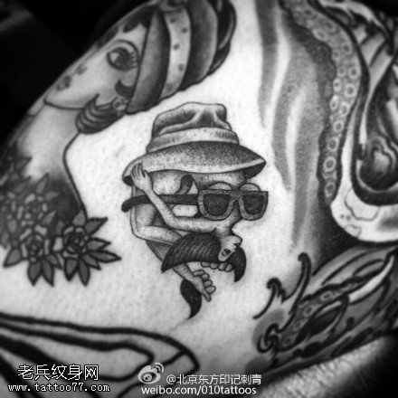 大腿上精致的美人鱼纹身图案