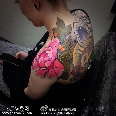 肩部娇艳的牡丹纹身图案