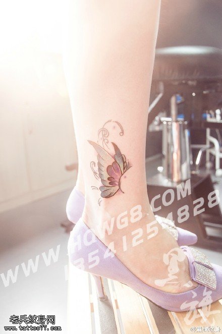 脚腕上的蝴蝶精灵纹身图案