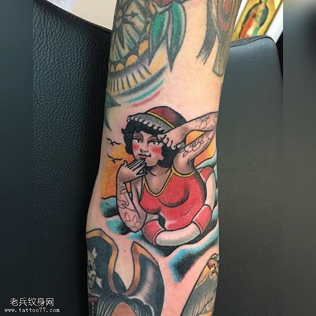 胳膊上的游泳教练纹身图案