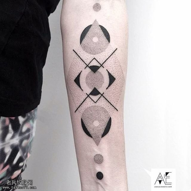 胳膊点刺图形纹身图案