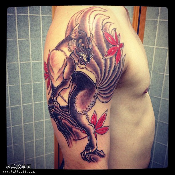 肩部九尾狐纹身图案