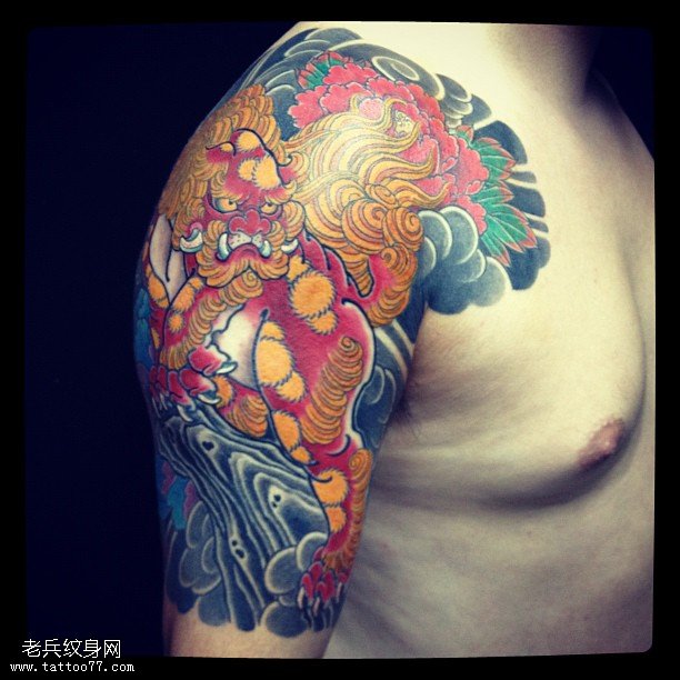 肩部彩绘唐狮纹身图案