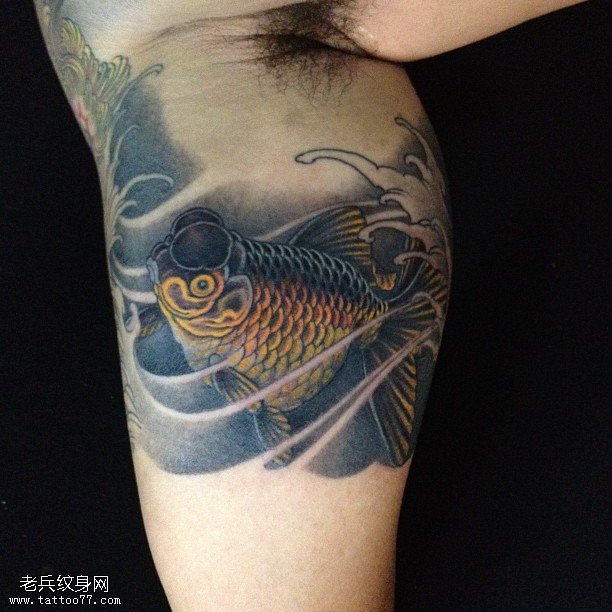 胳膊上的金鱼纹身图案
