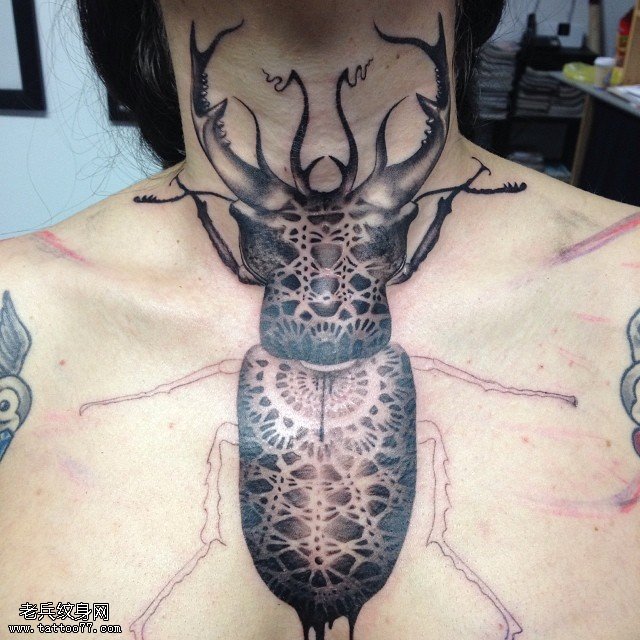 脖子上的大老牛纹身图案