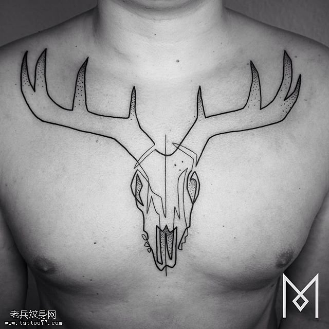 胸前线条鹿纹身图案