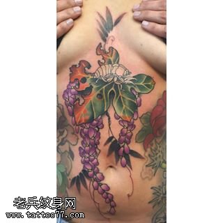 胸部的果实纹身图案