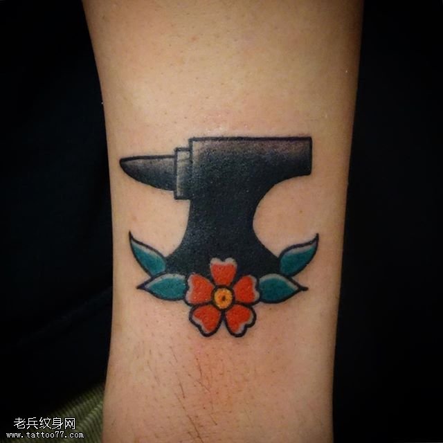 小腿的斧头纹身图案