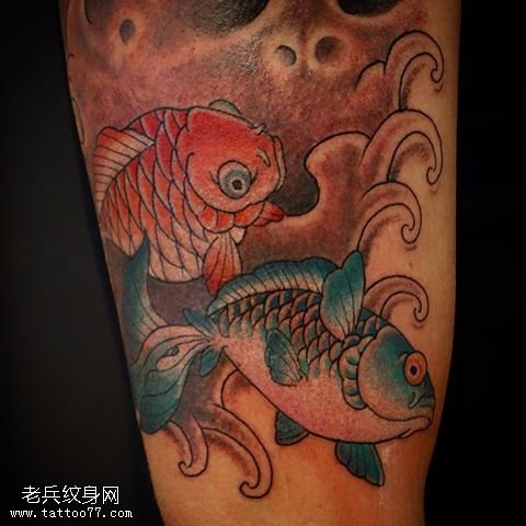 腿部两条小金鱼纹身图案