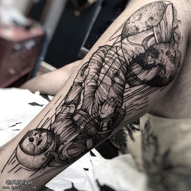 小腿的太空人纹身图案