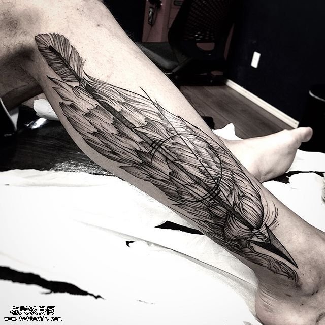 小腿线条翅膀纹身图案