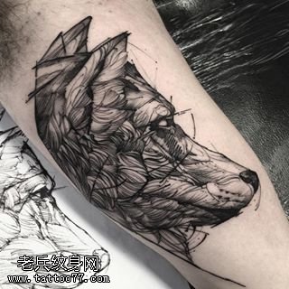 胳膊上线条狼纹身图案