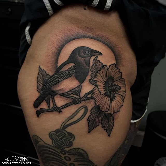 大腿黑灰鸟花卉纹身图案
