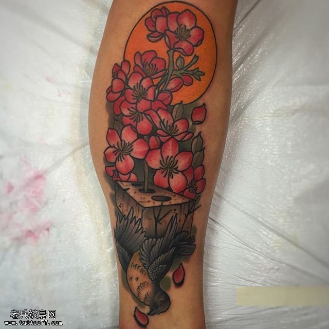 小腿的桃花纹身图案