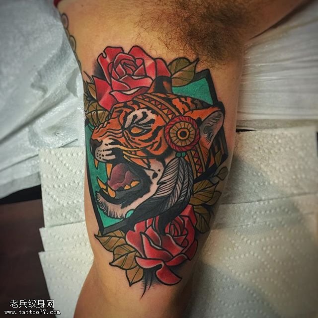 胳膊经典的花卉老虎纹身图案