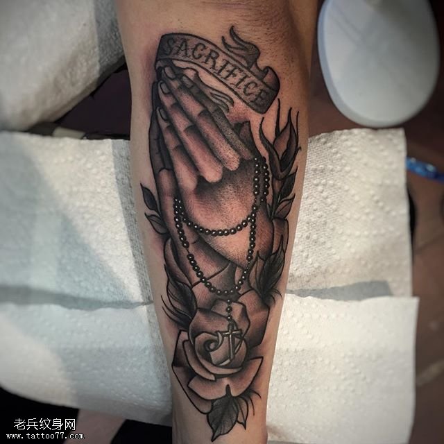 黑灰风格祈祷的手纹身图案