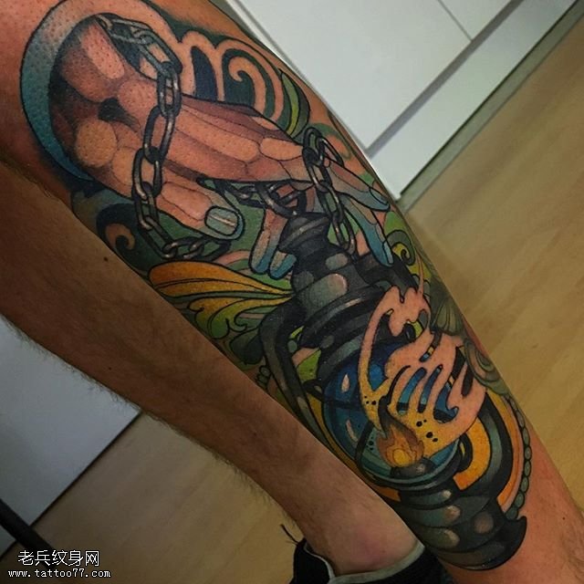 小腿彩绘的油灯纹身图案