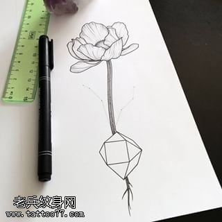 手稿线条一只花卉纹身图案