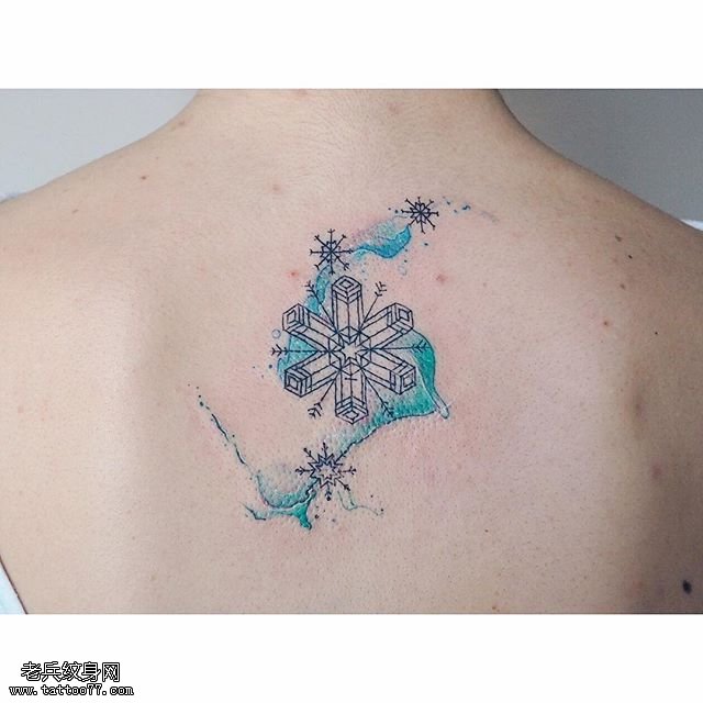 背部水彩的雪花纹身图案
