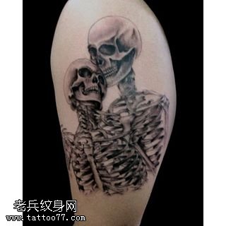 肩部的两架骨架纹身图案