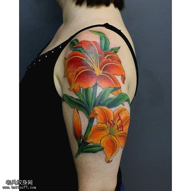 肩部的百合纹身图案