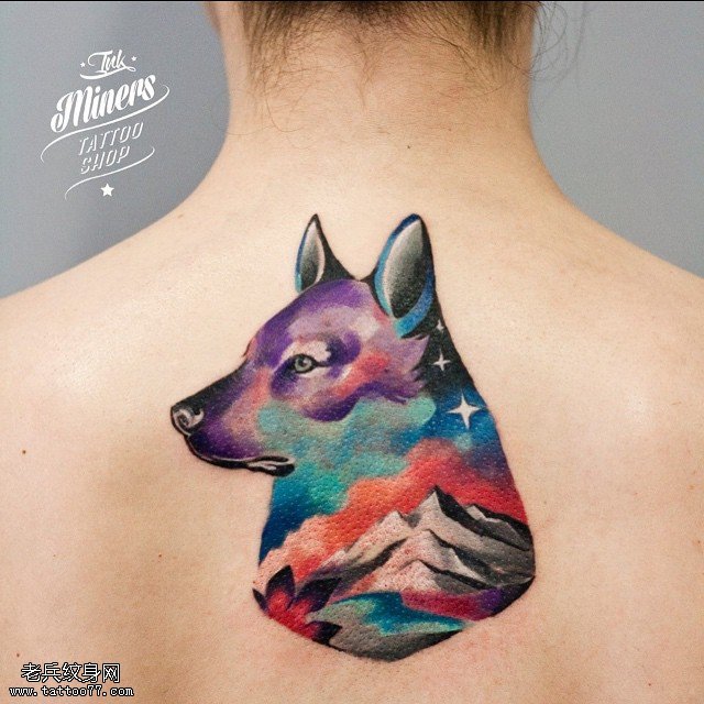 背部星空的狼纹身图案