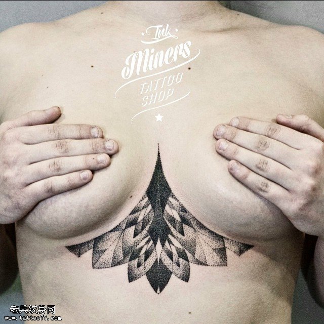 咪咪下面点刺的莲花纹身图案