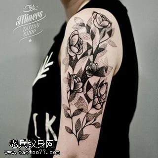 肩部经典小花卉纹身图案