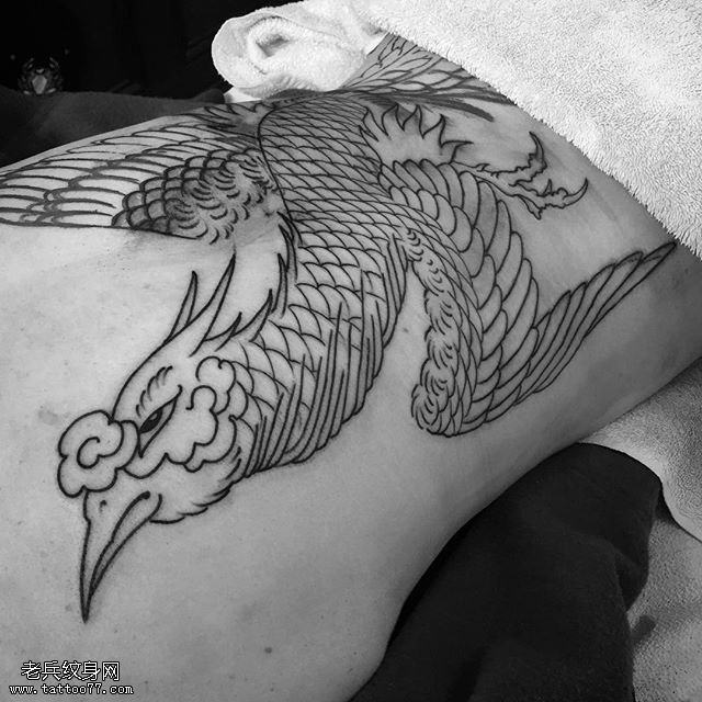 腹部经典点刺凤凰纹身图案