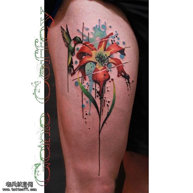 大腿上的百合花纹身图案