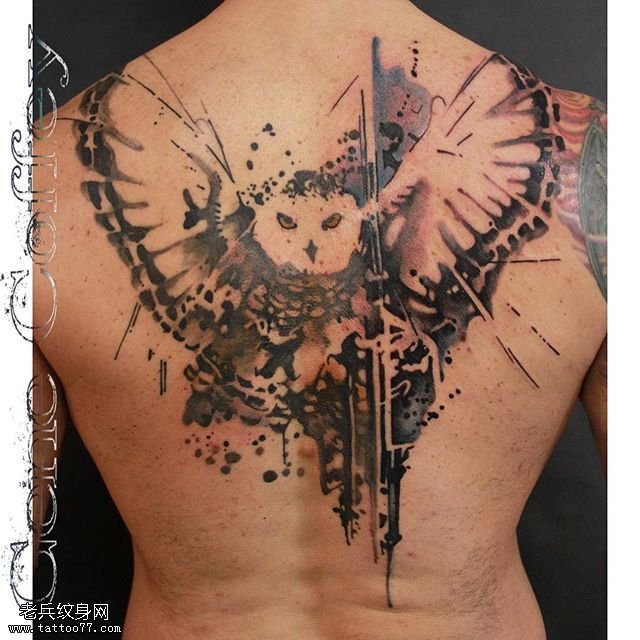 背部水墨猫头鹰纹身图案