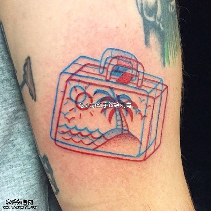 腿部的行李箱纹身图案