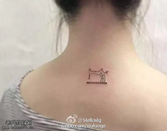 背部的缝纫机纹身图案