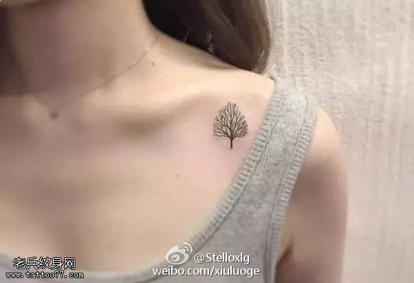 锁骨处的一颗小树纹身图案