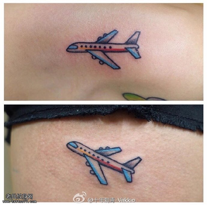腹部的飞机纹身图案