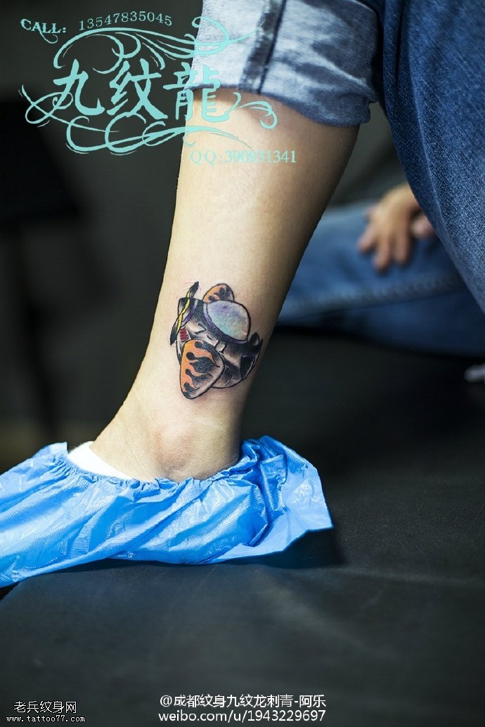 脚脖子上的小飞机纹身图案