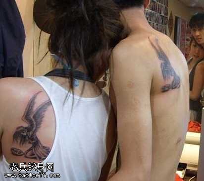 肩部时尚个性的情侣纹身图案