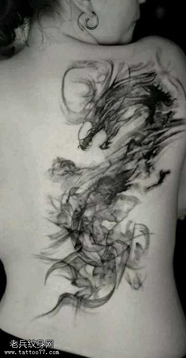 背部抽象的龙纹身图案