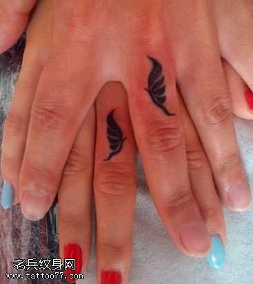 手指黑蝴蝶纹身图案