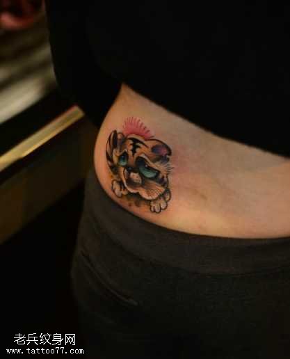 侧腰可爱老虎头像纹身图案