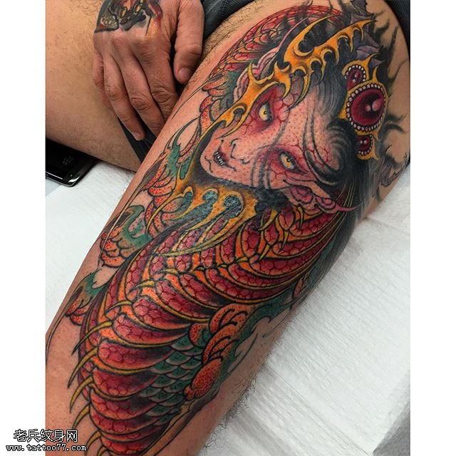 腿部彩绘的龙女纹身图案