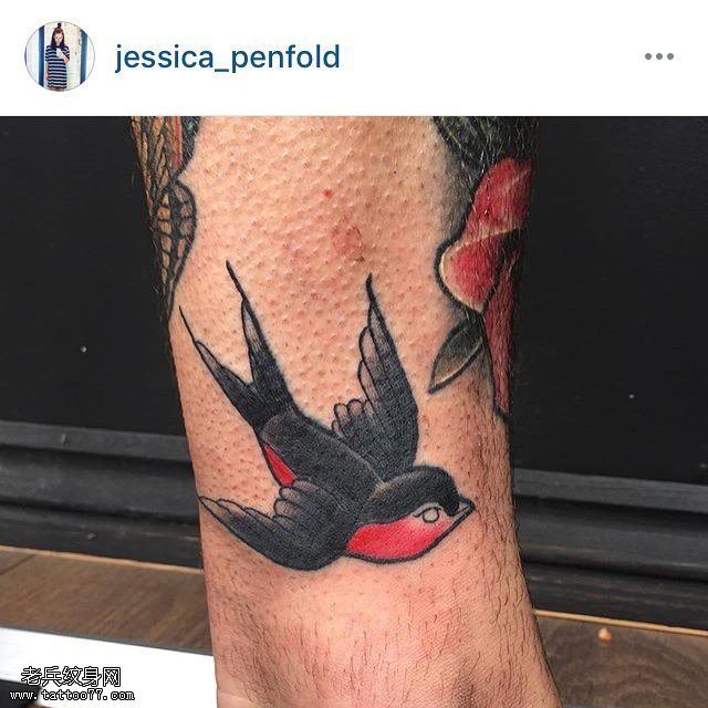 脚腕上逼真的小燕子纹身图案